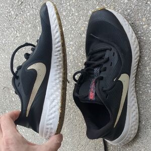 Nike Revolution 5 SE Low Black White Size 5Y